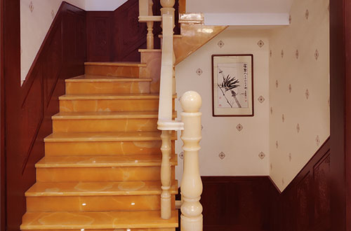 汶上中式别墅室内汉白玉石楼梯的定制安装装饰效果